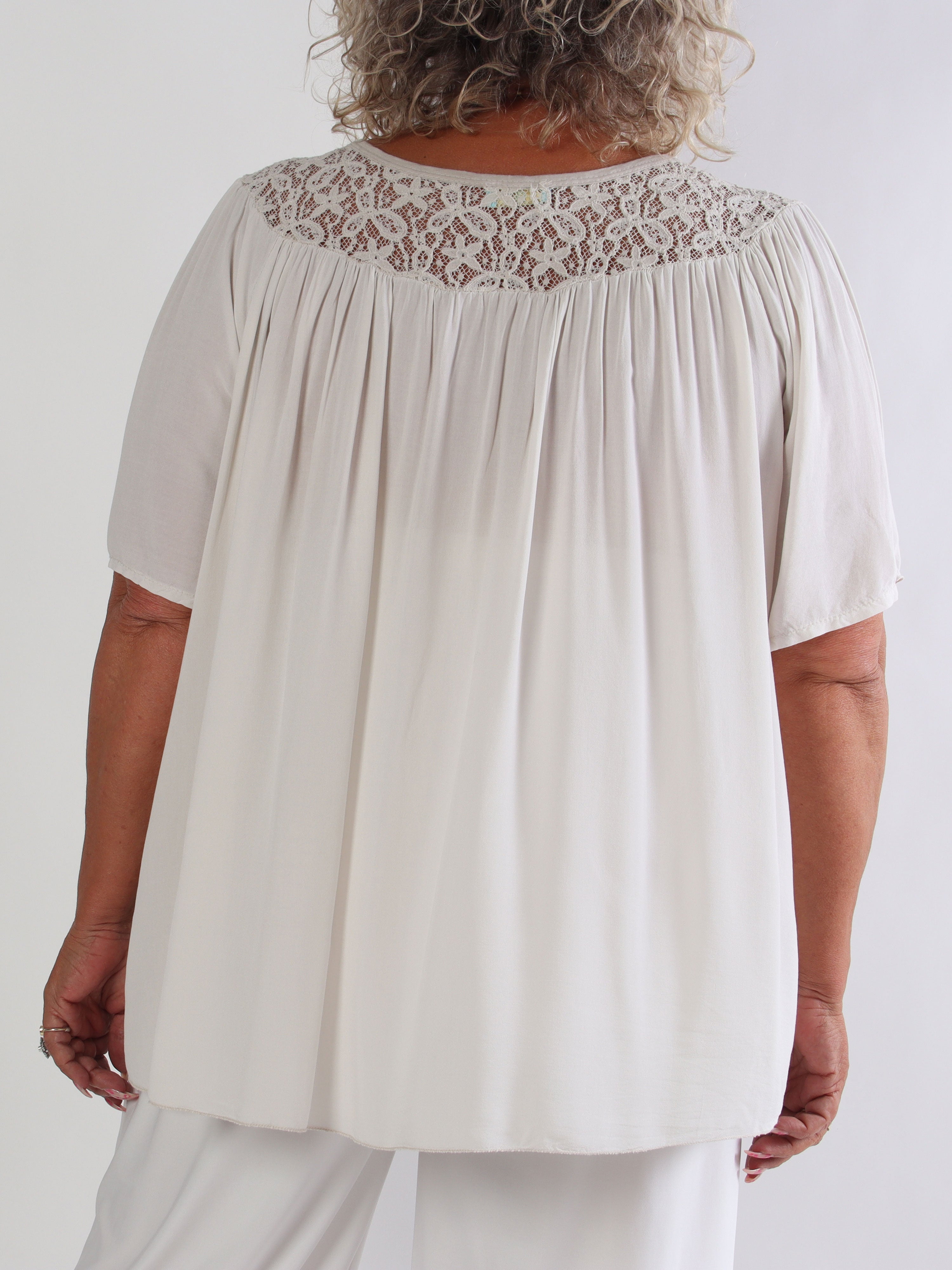 Batilda - Feminin plus size tunika i viskose med blondedetaljer